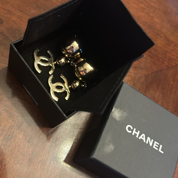 Chanel gold drop cc earring - Picture 6 of 7